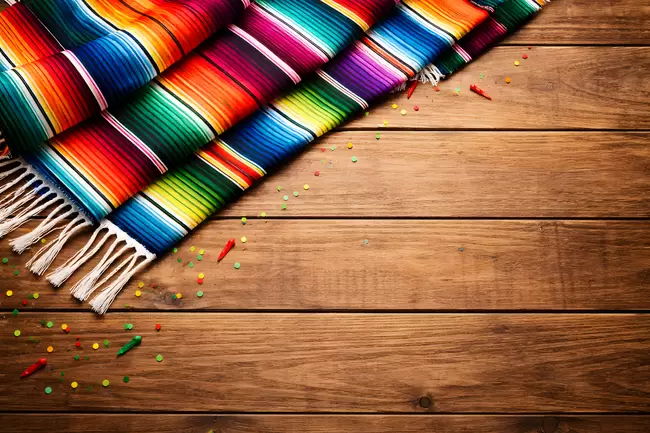 Bunte mexikanische Serape-Decke auf Holz