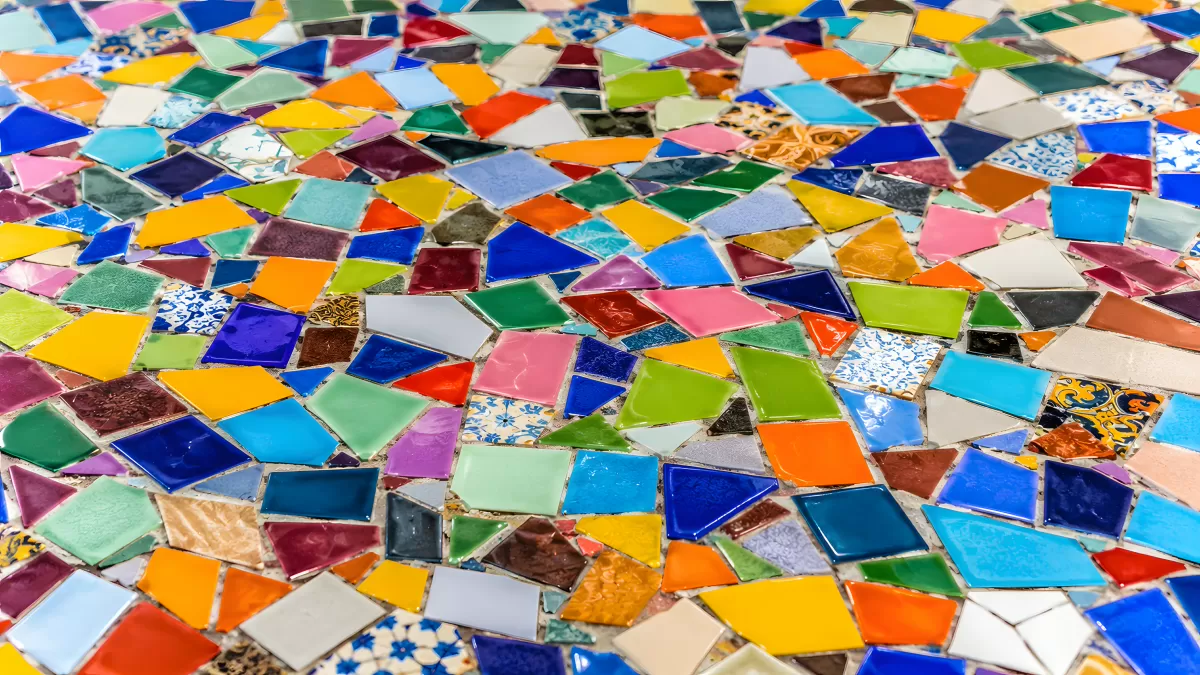 Bunte Mosaikfliesen in lebhafter Farbvielfalt