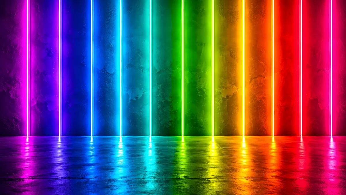 Bunte Neonlichter an Betonwand mit Spiegelung