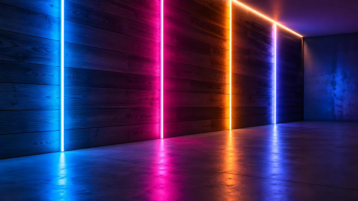 Bunte Neonstreifen beleuchten dunklen Holzraum