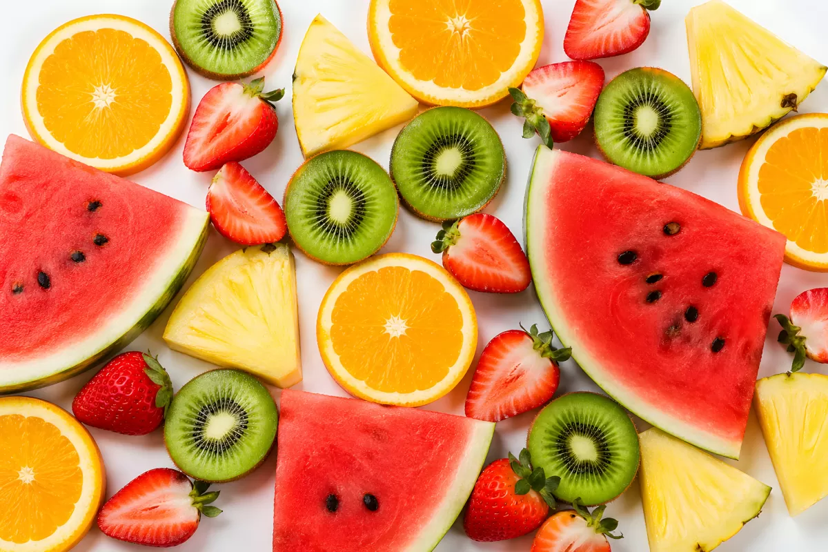 Bunte Obstsorten frisch aufgeschnitten von oben