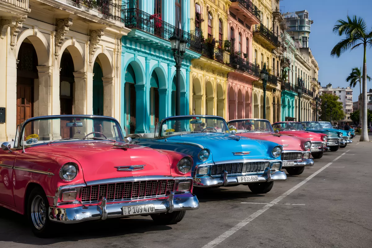 Bunte Oldtimer in den Straßen von Havanna Kuba