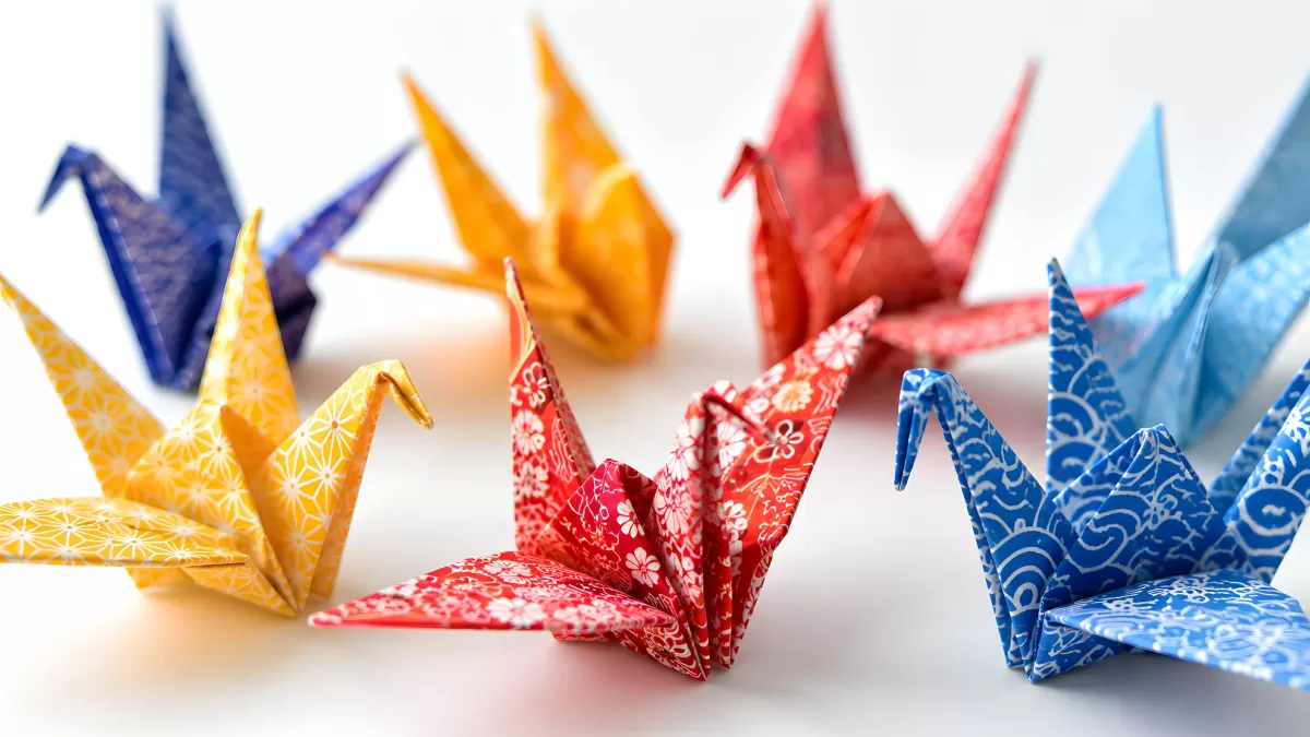 Bunte Origami-Kraniche aus gemustertem Washi-Papier