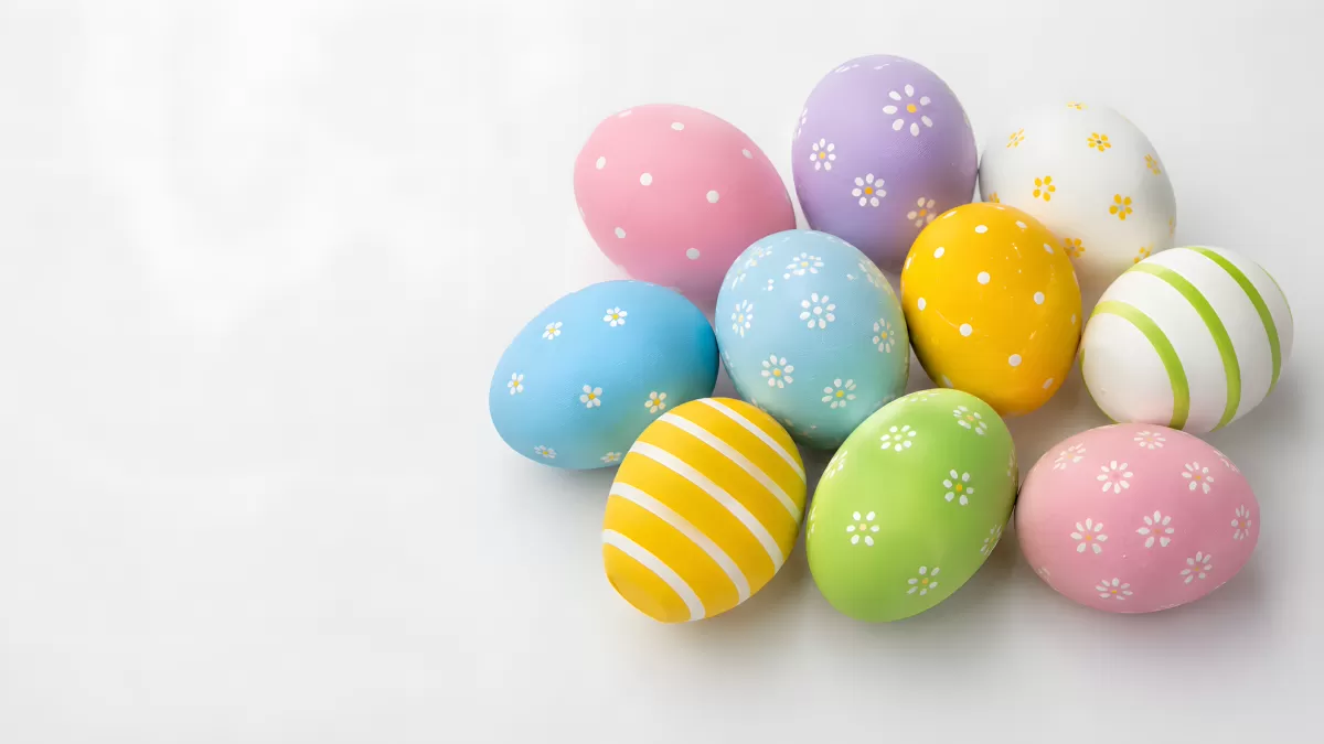 Bunte Ostereier mit Blüten und Streifen auf Weiß