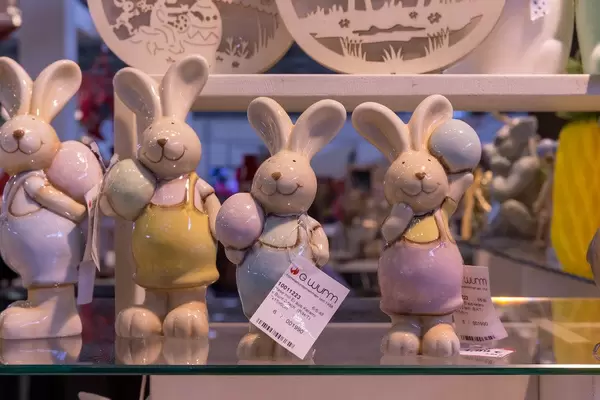 Bunte Osterhasen mit Ei aus Keramik