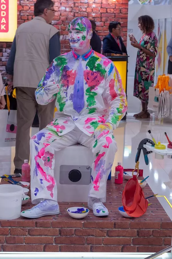 Bunte Pantomime unweit vom Messestand von Kodak