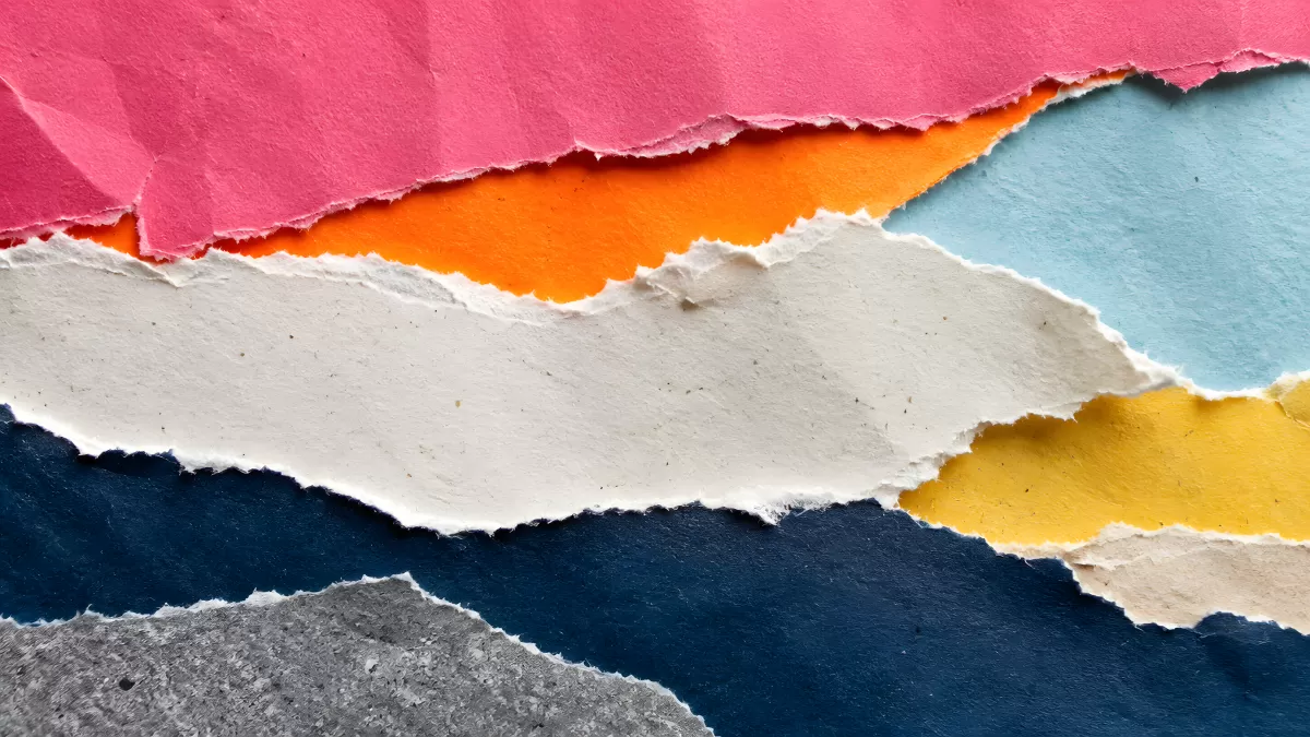 Bunte Papierlagen mit zerrissenen Kanten als Collage