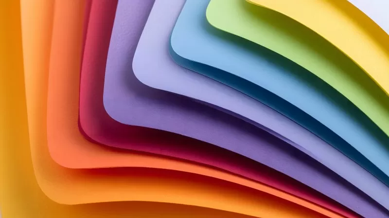 Bunte Papierschichten übereinander auf weißem Hintergrund (Variante 1)