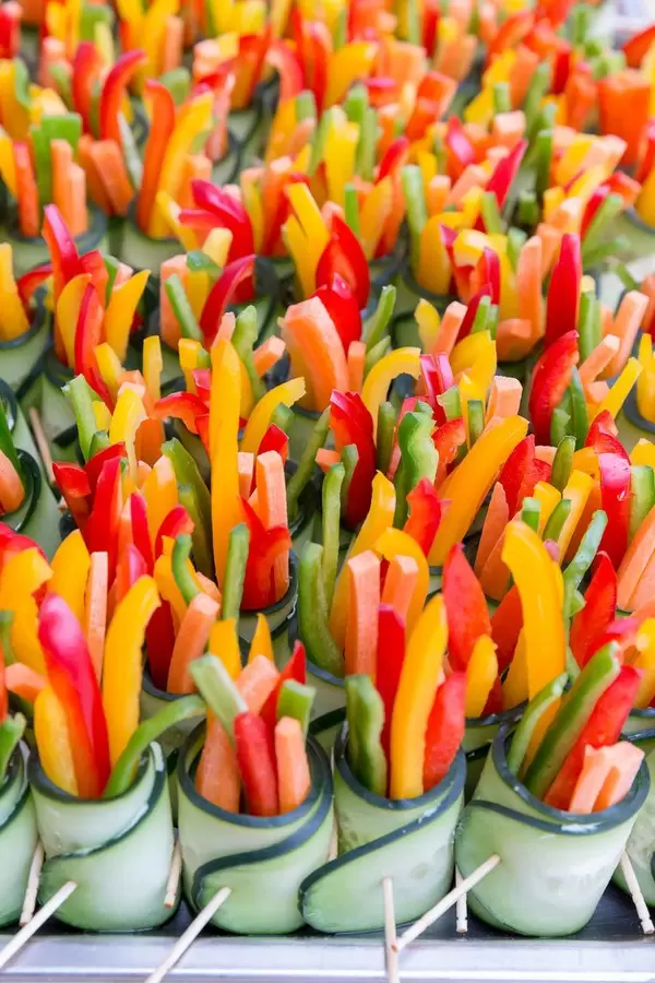Bunte Paprikastreifen gerollt in Gurkenscheiben