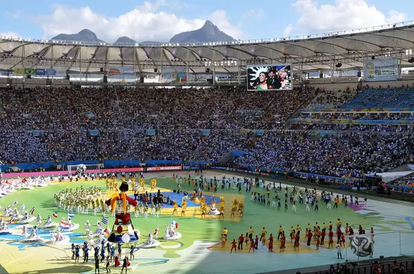 Bunte Performance auf dem Maracanã-Stadion - Fußball-WM 2014, Brasilien