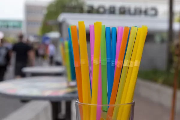 Bunte Plastikstrohhalme in verschiedenen Farben