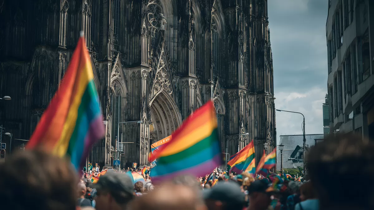 Bunte Pride Parade vor Kölner Dom