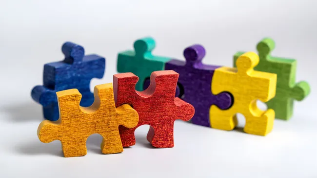 Bunte Puzzle-Teile als Symbol für Vielfalt und Diversität