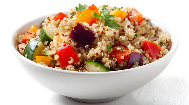 Bunte Quinoa-Schüssel mit Gemüse