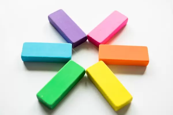 Bunte Radiergummis aufgestellt in Form eines Sterns