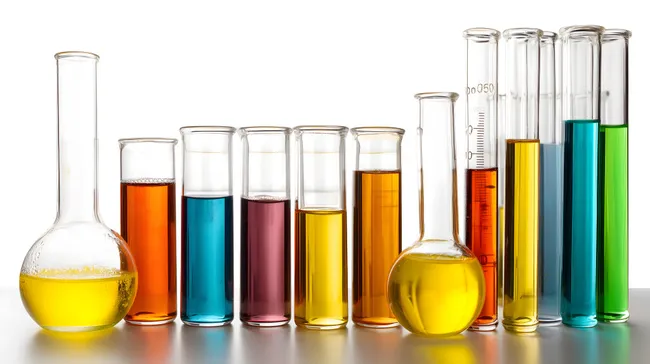 Bunte Reagenzgläser mit verschiedenen Flüssigkeiten