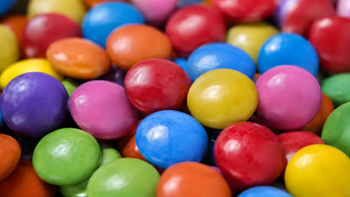 Bunte Schokolinsen in leuchtenden Farben aus der Nähe