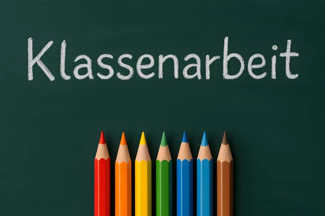 Bunte Schulutensilien für den Unterricht