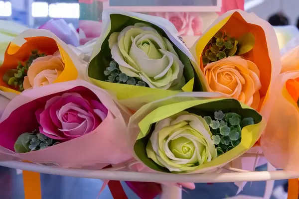 Bunte Seifenrosen einzeln verpackt in Papier