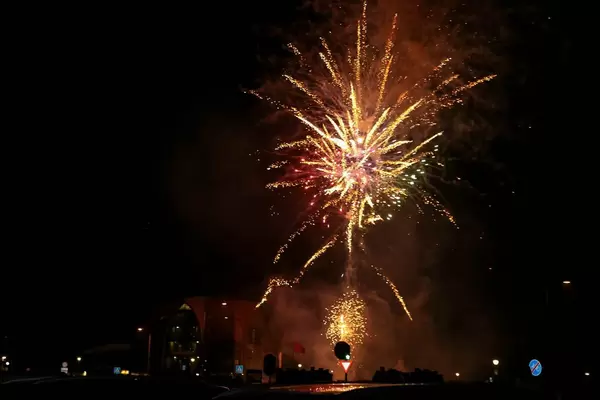 Bunte Silvesterraketen über den Straßen von Overveen, Niederlande zu Neujahr