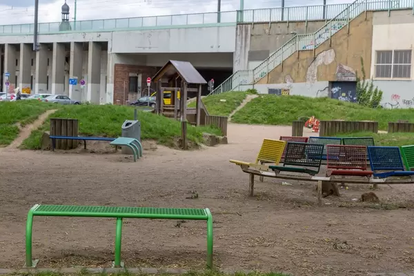 Bunte Sitzbänke am Spielplatz