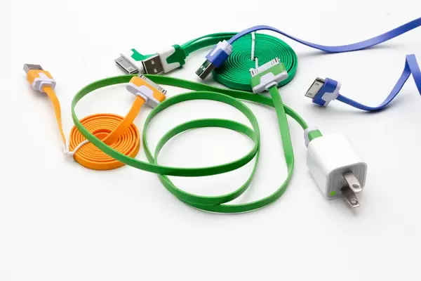 Bunte Smartphone-Ladekabel und Ladegerät