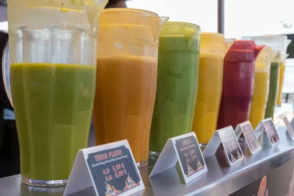 Bunte Smoothie-Cocktails in einer Reihe