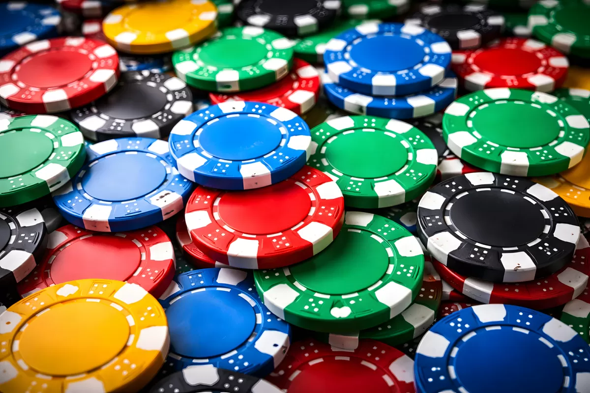 Bunte Spielchips: Vielfalt in Glücksspielen