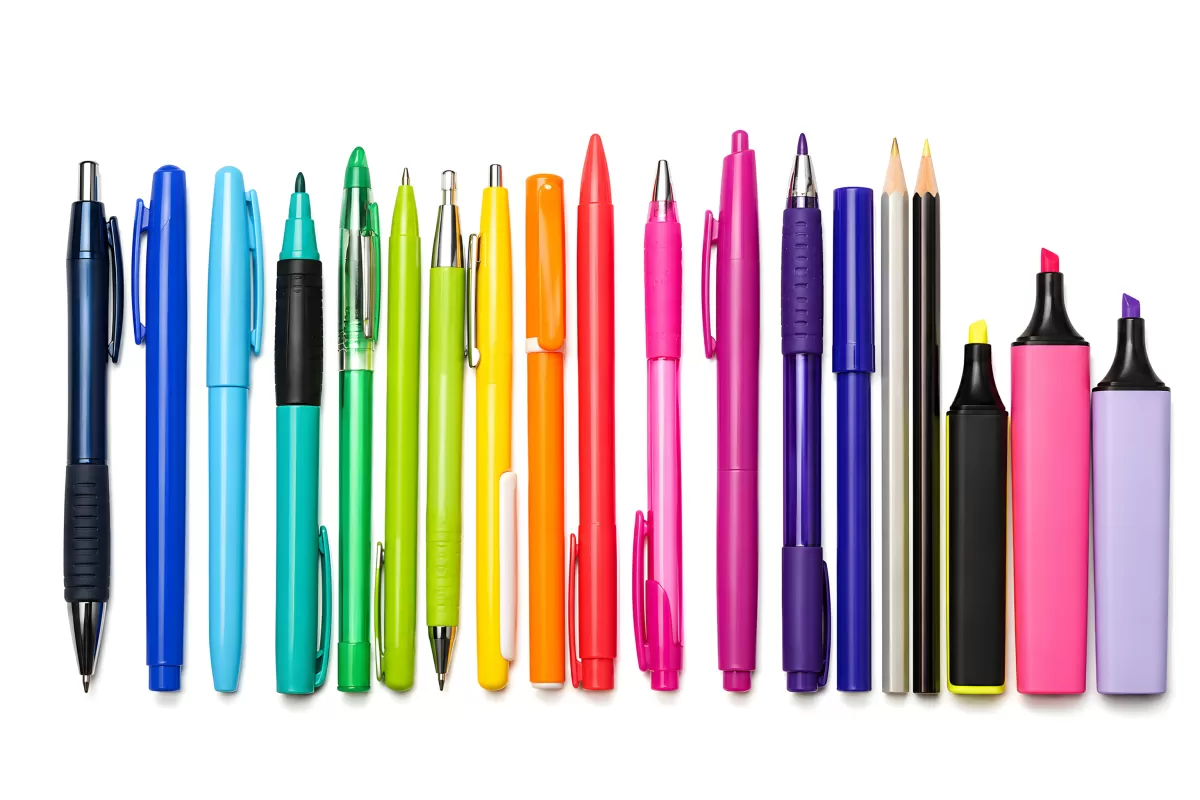 Bunte Stifte und Marker in Regenbogenfarben