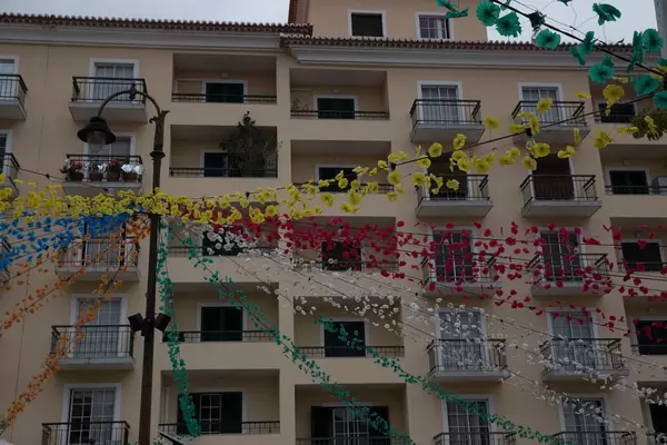 Bunte Straßendekoration auf Madeira