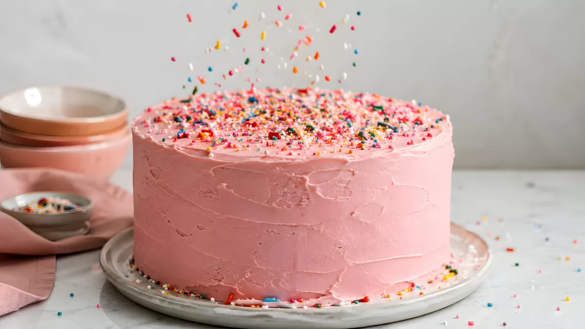 Bunte Streusel auf rosa Geburtstagstorte