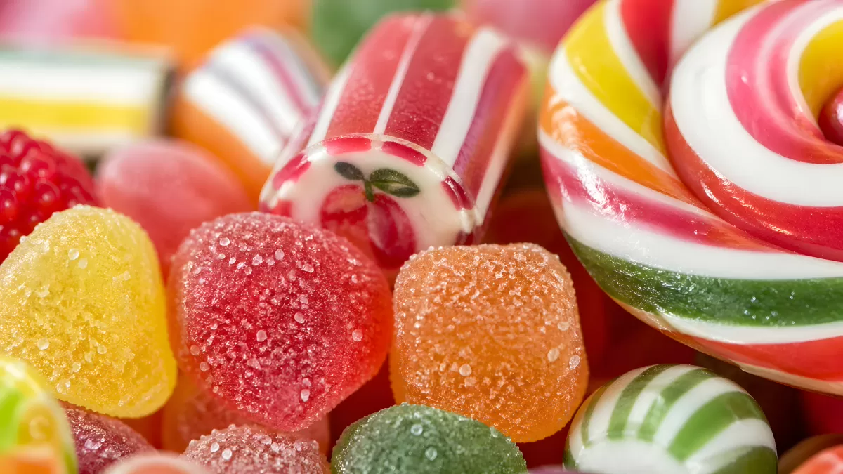 Bunte Süßigkeiten-Vielfalt mit Lollipops und Fruchtgummis