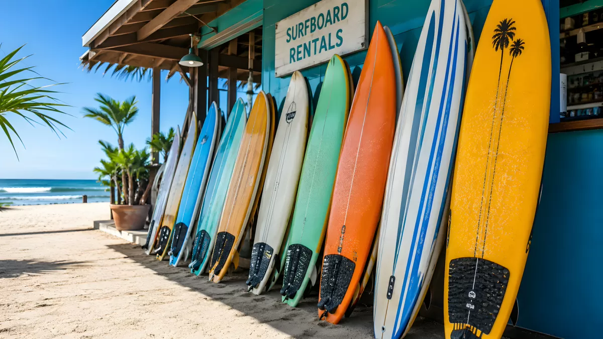 Bunte Surfbretter an einem Surfboard-Verleih am Strand