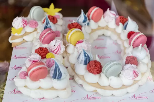 Bunte Süßigkeit im Schaufenster einer Konditorei