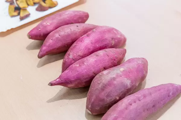 Bunte Süßkartoffel ungeschält und roh