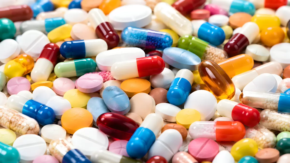 Bunte Tabletten und Kapseln in großer Vielfalt
