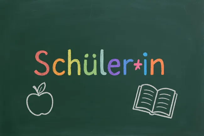 Bunte Tafel mit Schule-Symbolen und Text