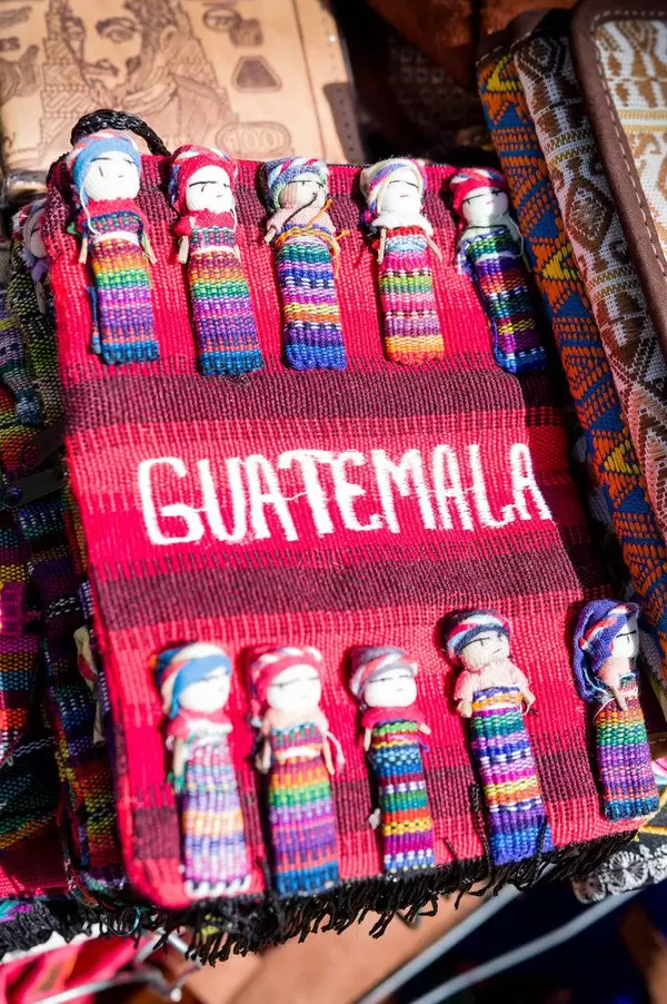 Bunte Tasche mit Püppchen, beliebtes Souvenier aus Guatemala