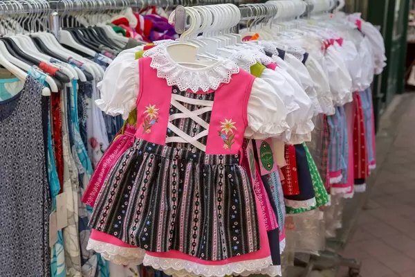 Bunte Trachten für kleine Mädchen