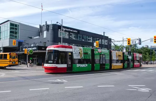 Bunte Tram-Straßenbahn in der Innenstadt einer Großstadt