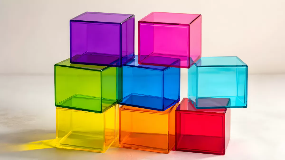 Bunte transparente Acrylwürfel in Regenbogenfarben