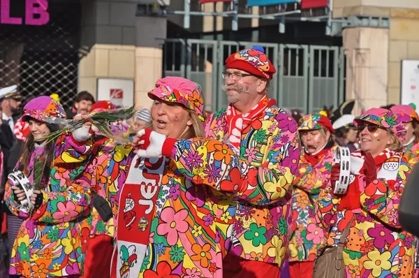 Bunte Verkleidungen am Rosenmontagszug