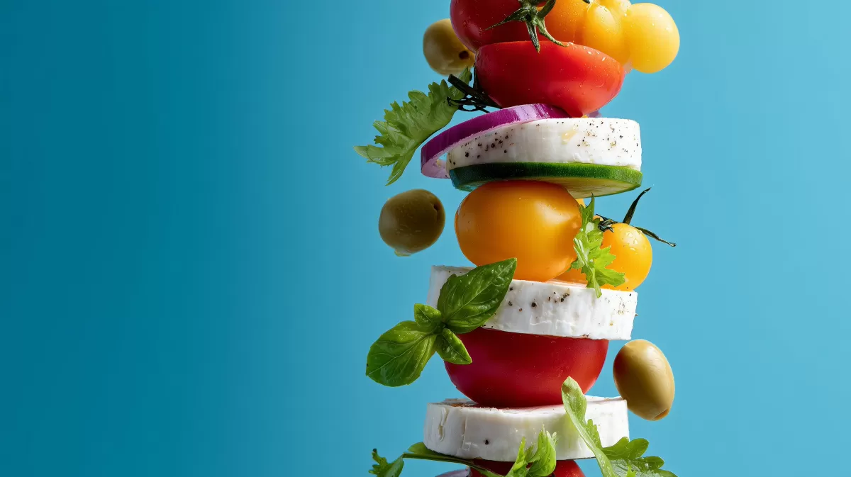 Bunte vertikale Lebensmittelanordnung auf blauem Grund