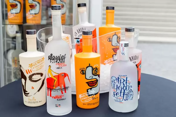 Bunte Vodka-Flaschen