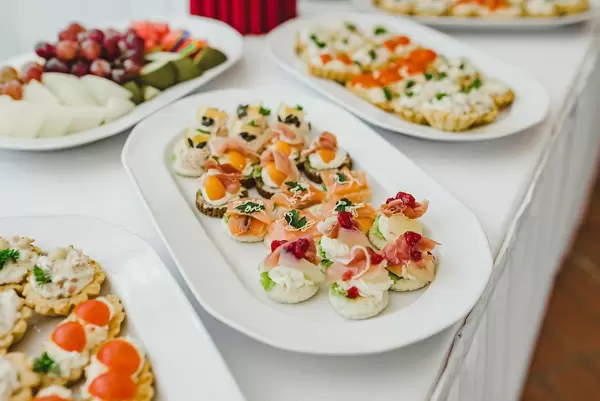 Bunte Vorspeisen auf weißen Tellern