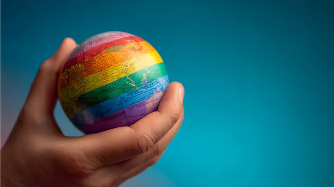 Bunte Weltkugel als Symbol für globale Vielfalt