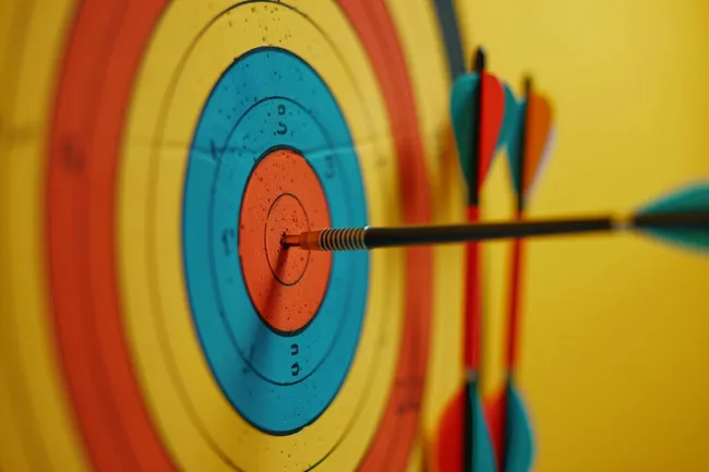 Bunte Zielscheibe mit Pfeilen - Präzision und Erfolg