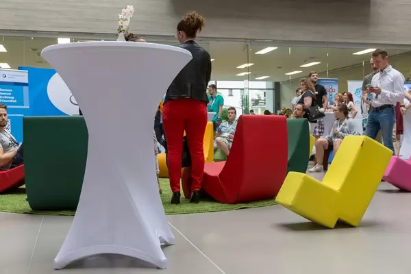 Bunten, ungewöhnlich geformten Stühle beim Barcamp 2018 Koblenz