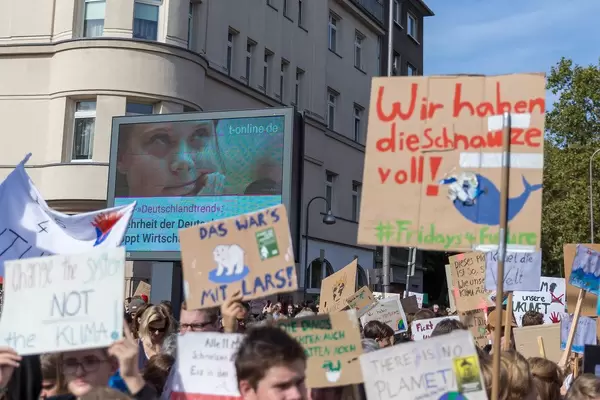 Bunter Demonstrationszug mit Schülern der Fridays-for-Future-Bewegung beim weltweiten Protesttag in Köln & Bild von Greta Thunberg