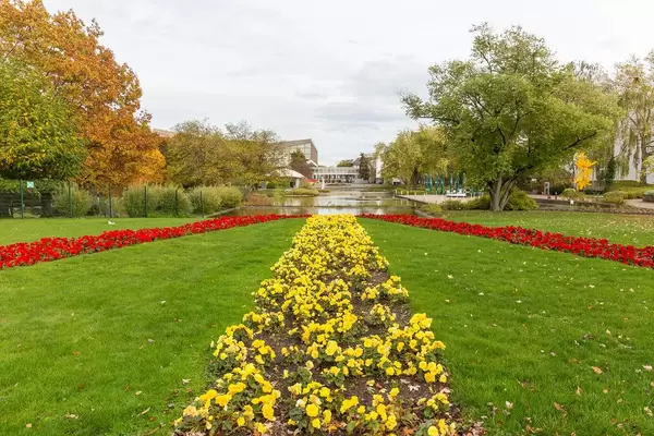 Bunter Herbst im Grugapark in Essen: Sicht aus dem Garten auf den Eingang